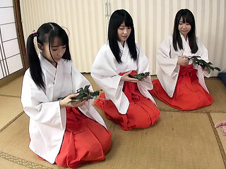 Arisu Hayase & Asami Tsuchiya & Haruna Aitsuki & Mizuki Inoue & Yui Saotome down Sweethearts at rub-down the Chapel - JapansTiniest